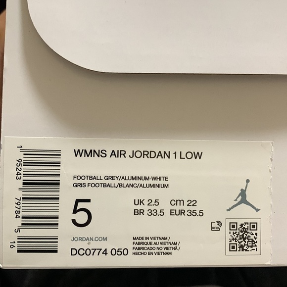 Women’s Air Jordan 1 Low - Picture 6 of 7